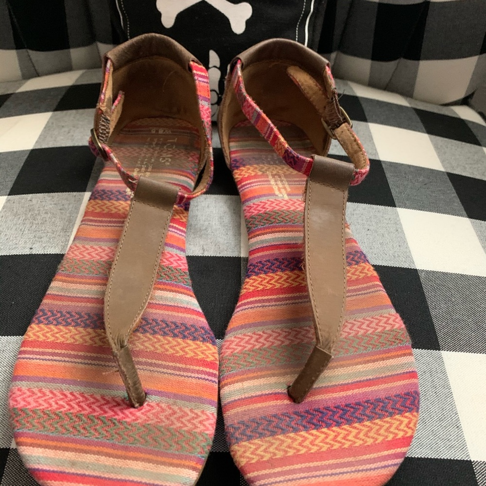 TOMS - Picture 2 of 5